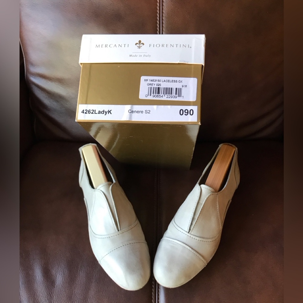Mercati Fiorentini 4262LadyK grey leather flats with cedar shoe trees included.